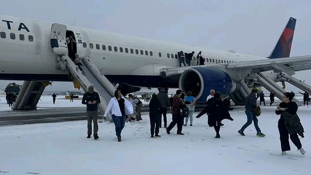 Cuatro personas heridas al evacuar vuelo 2668 de Delta AirLines